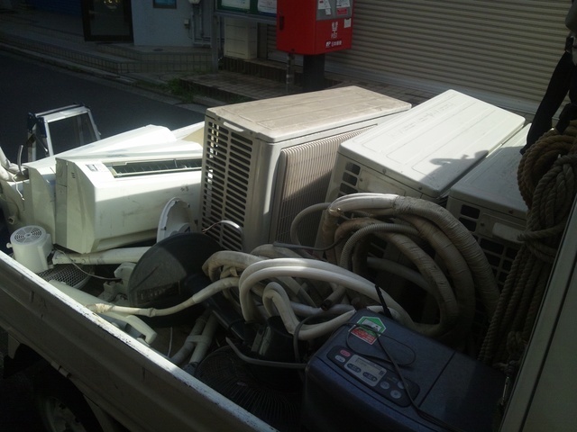 鎌倉市にてエアコン回収
